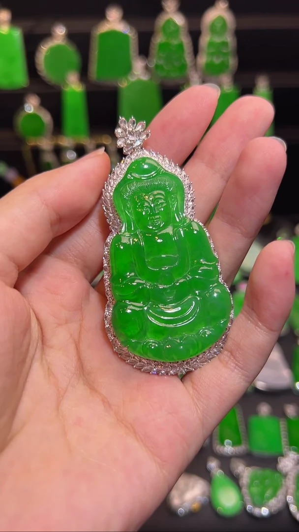 18K金镶嵌挂件翡翠吊坠