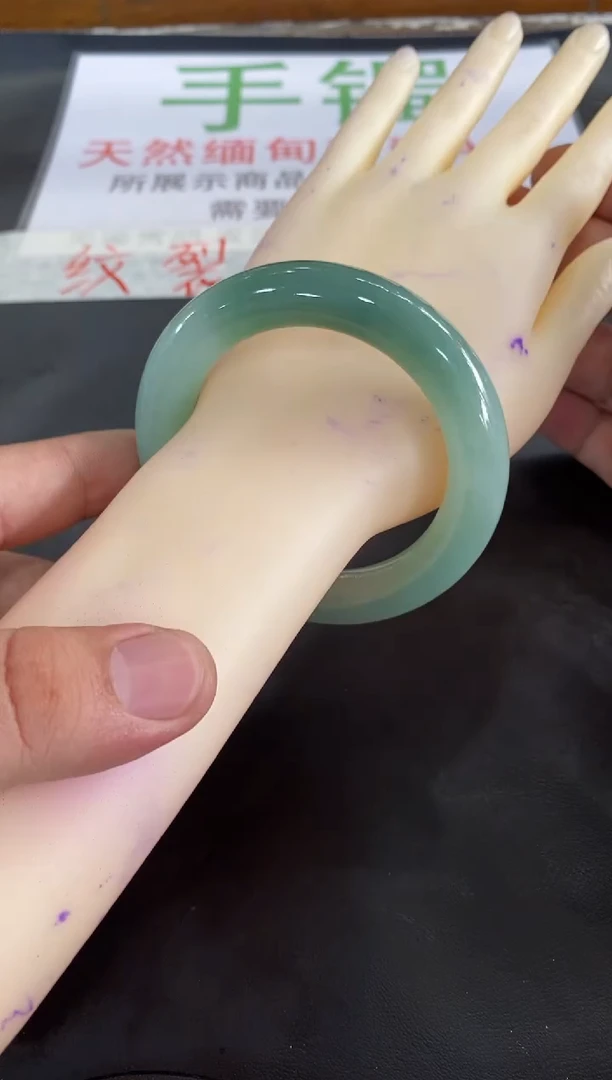翡翠手镯未镶嵌手镯