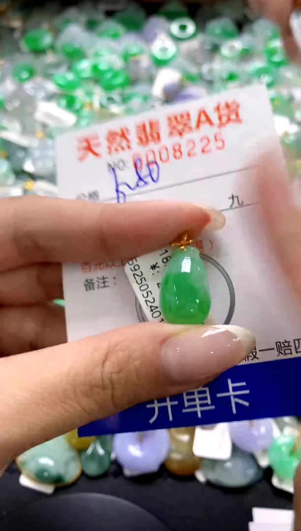翡翠18K金镶嵌颈饰1111111111111111