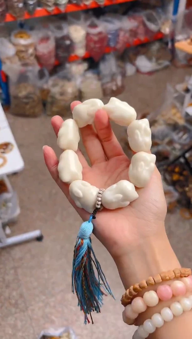 吊坠菩提根/象牙果白色趴趴兔手持