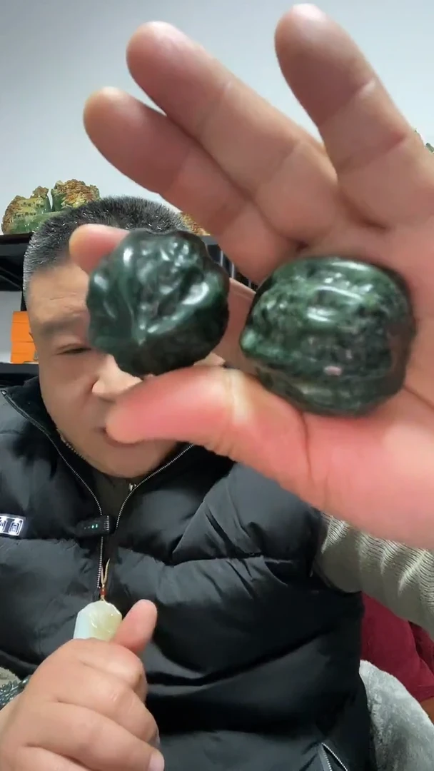 未镶嵌蛇纹石玉核桃一对