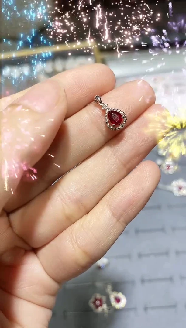 颈饰18K金镶嵌红宝石