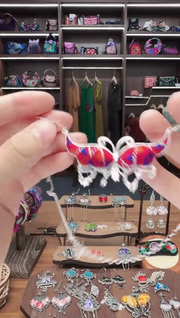 织绣70蒙阿苏苗绣传承店