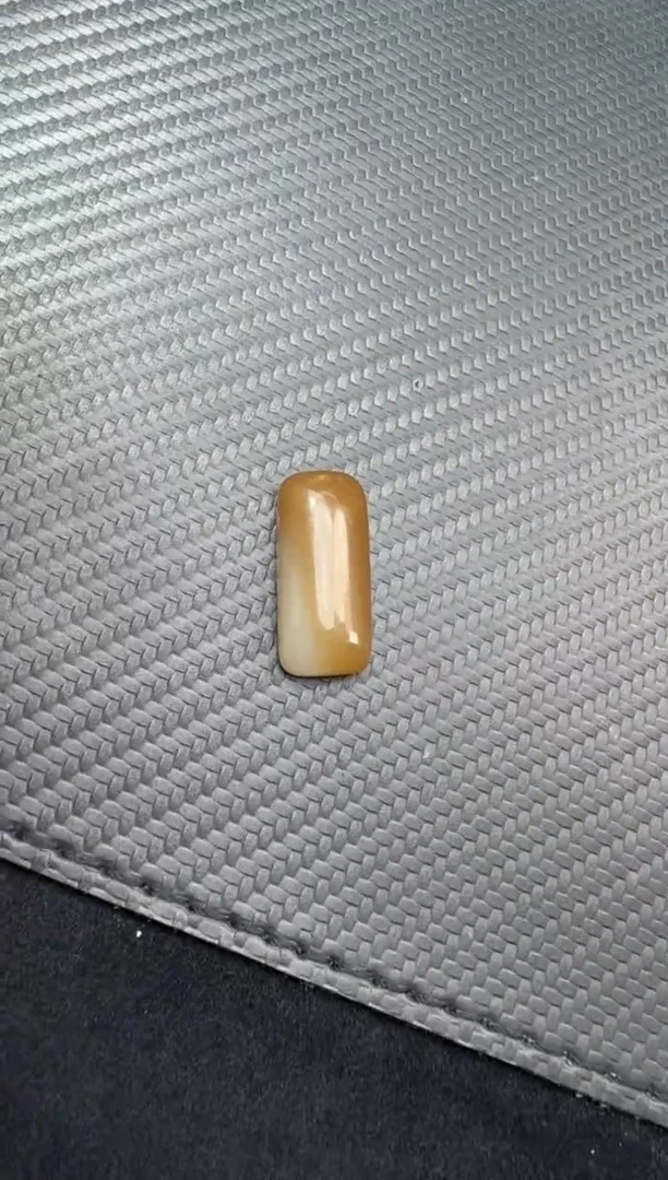 吊坠(不含链)未镶嵌和田玉且末金山微色差糖白蛋面6.6克