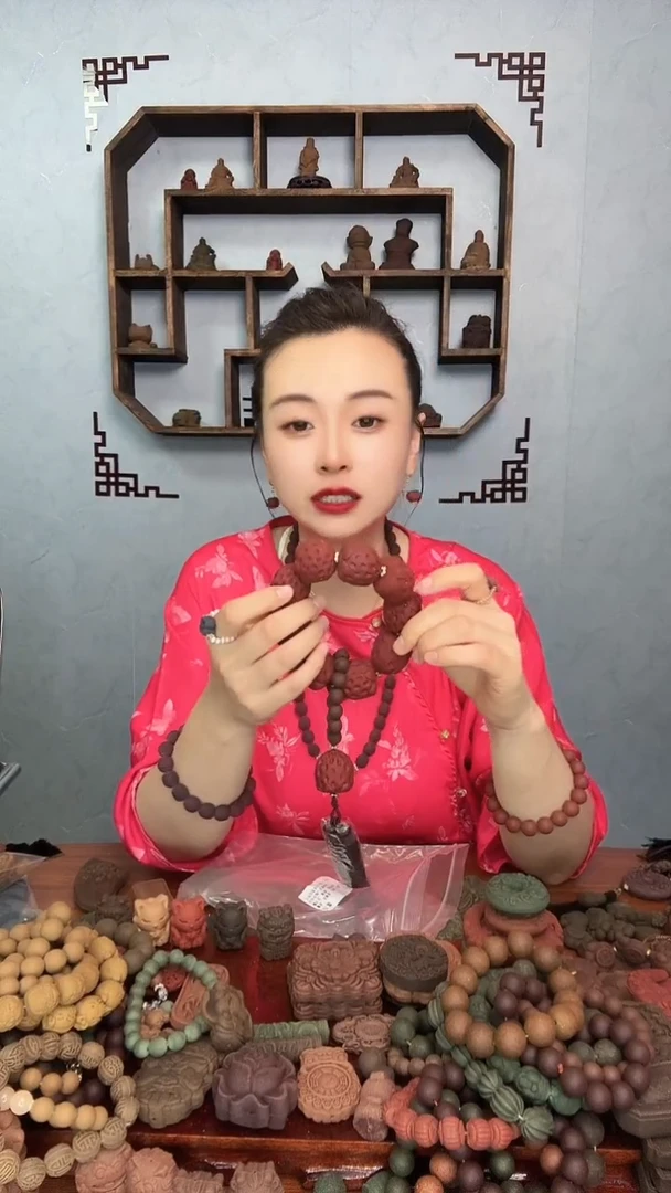 泥塑（设计款）红麝草莓手持