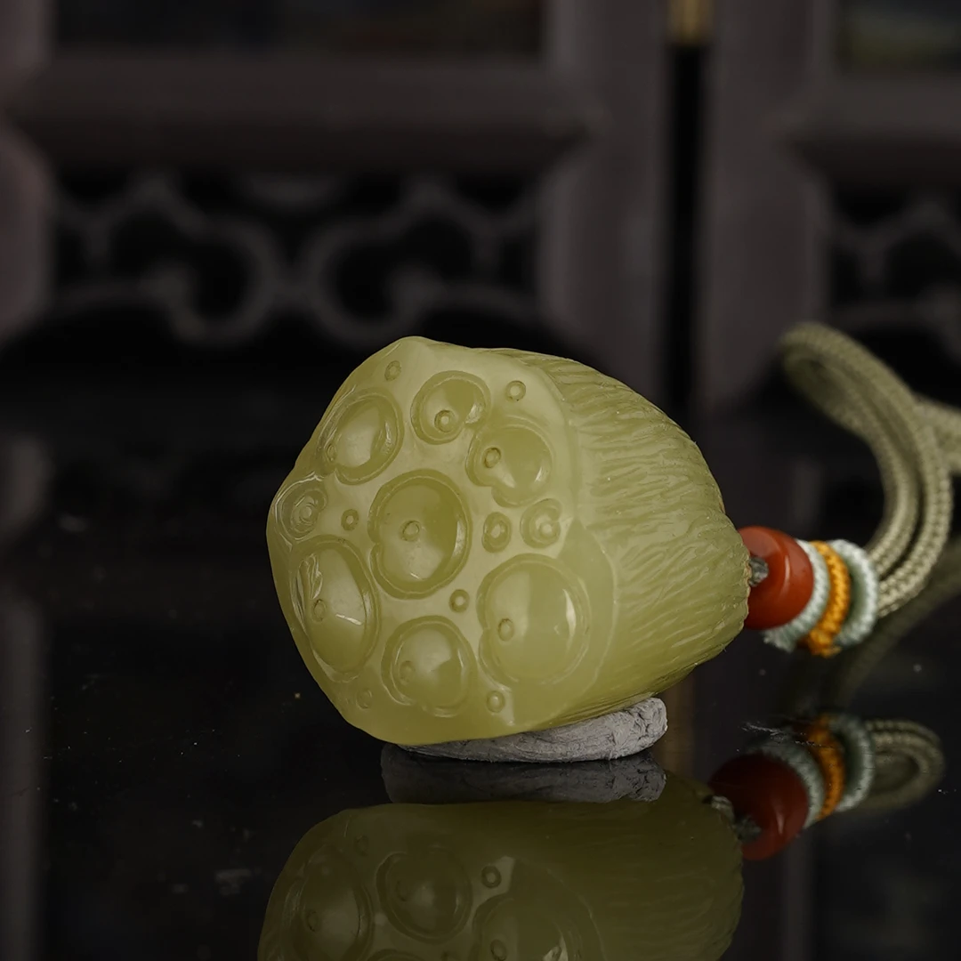 XX11890二十世纪和田玉莲蓬挂坠