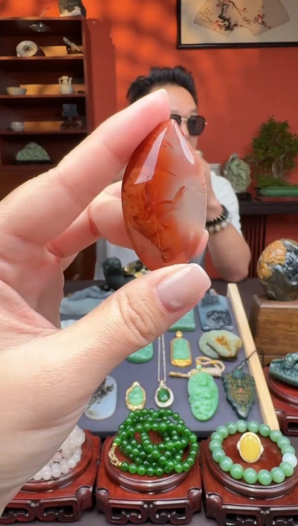 颈饰未镶嵌南红玛瑙不****人吊坠