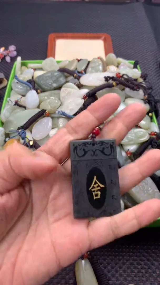 颈饰未镶嵌和田玉（多样性发一件）没有证书有瑕