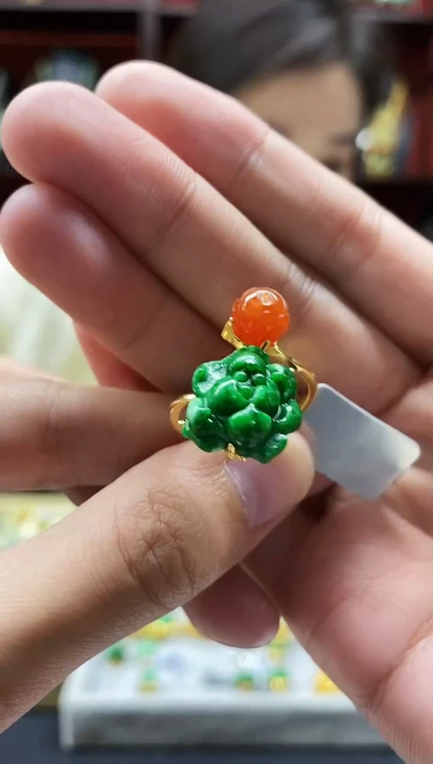 颈饰未镶嵌翡翠戒指