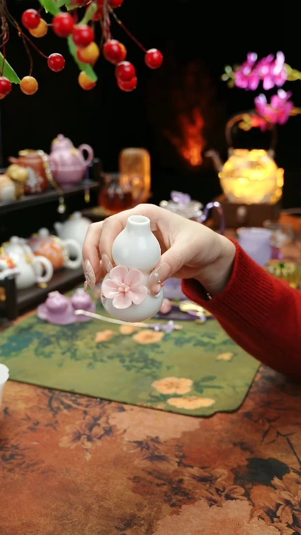 【闪购商品】陶瓷葫芦捏花小花瓶