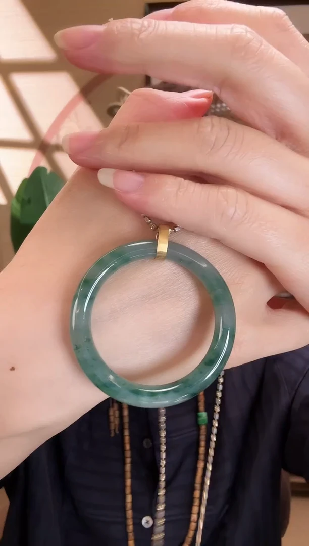 颈饰18K金镶嵌翡翠吊坠