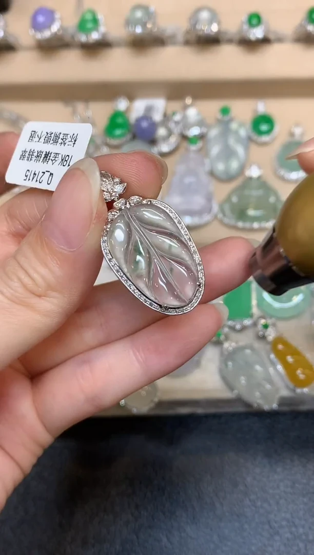 颈饰18K金镶嵌翡翠树叶【无服务费