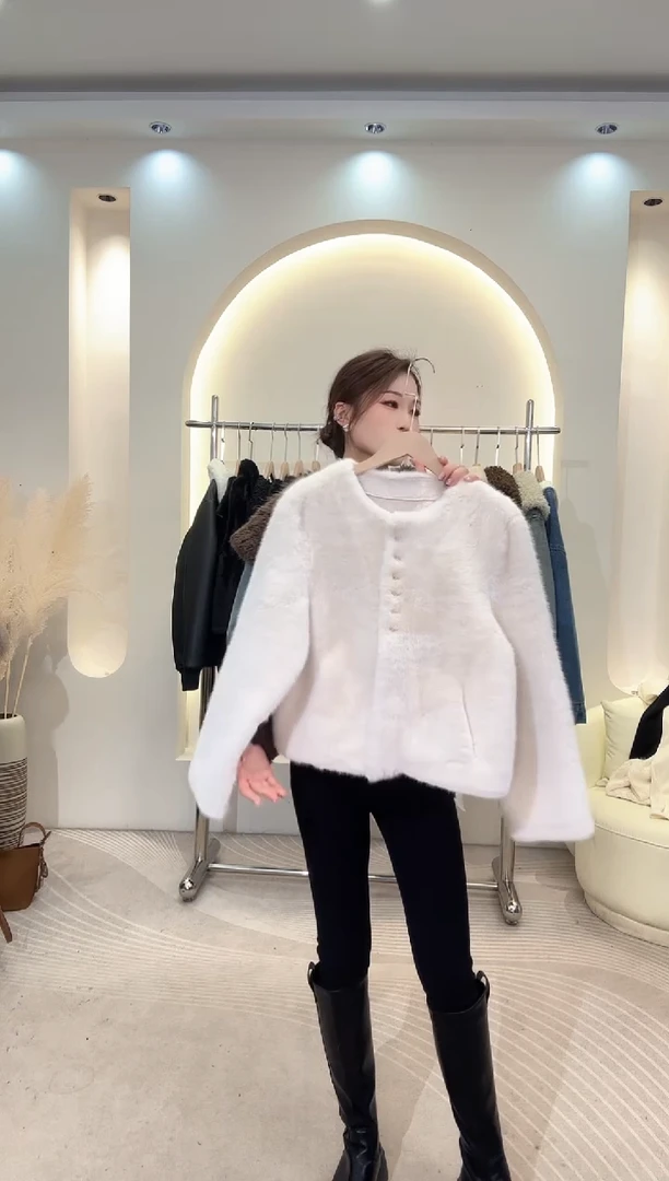 白色毛毛外套一件均码