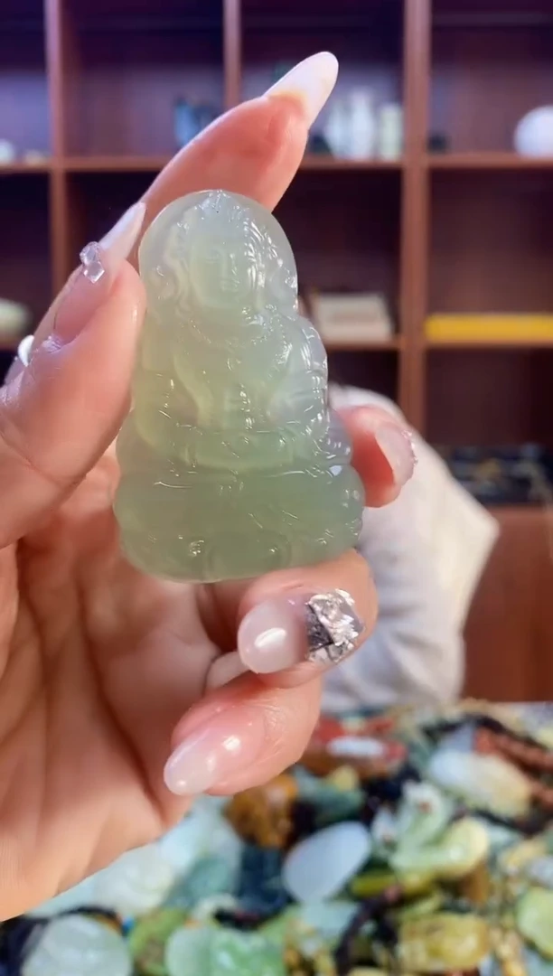 未镶嵌蛇纹石玉吊坠