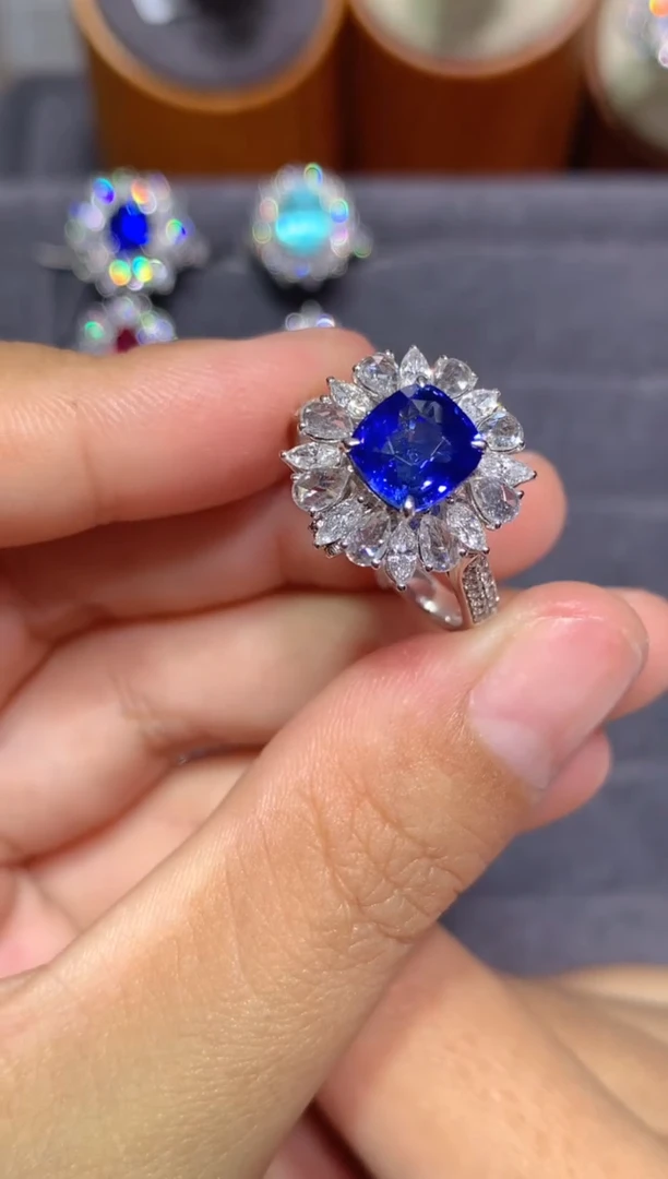 戒指蓝宝石18K金镶嵌2.0CT