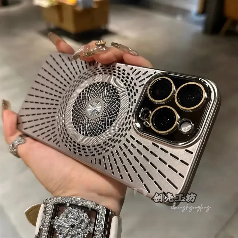 适用iPhone16ProMax手机壳镂空散热磁吸自带镜头苹果15防摔保护套