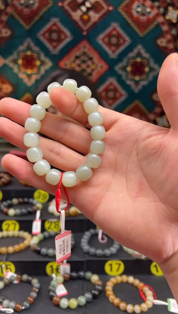 手串未镶嵌和田玉且末料青白玉老型珠手串卡11*12 （84分）