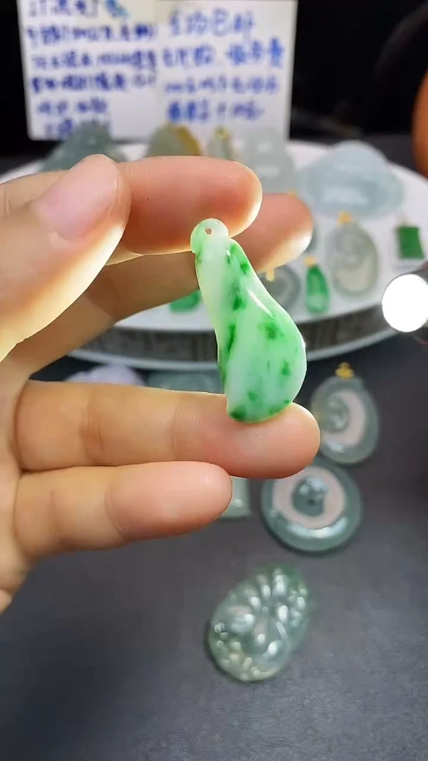 颈饰未镶嵌翡翠吊坠