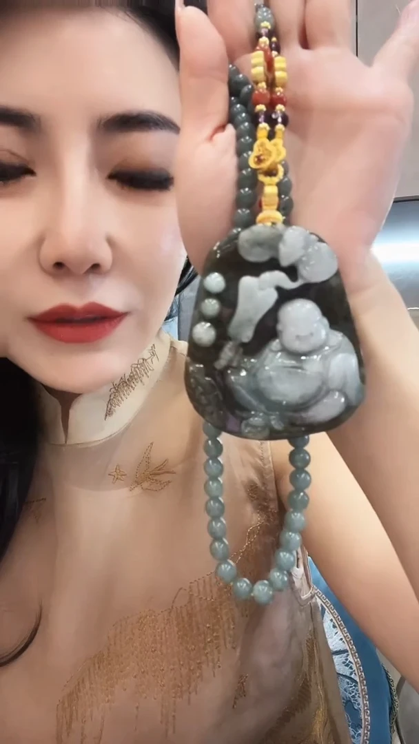 翡翠未镶嵌颈饰佛公