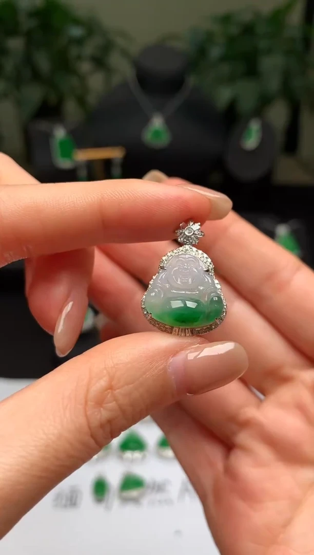 颈饰18K金镶嵌翡翠佛公