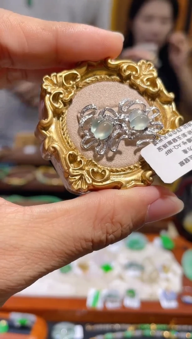 颈饰18K金镶嵌翡翠耳钉