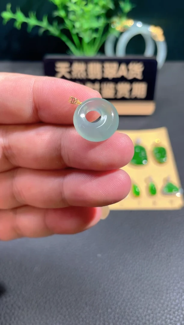 翡翠18K金镶嵌颈饰翡翠