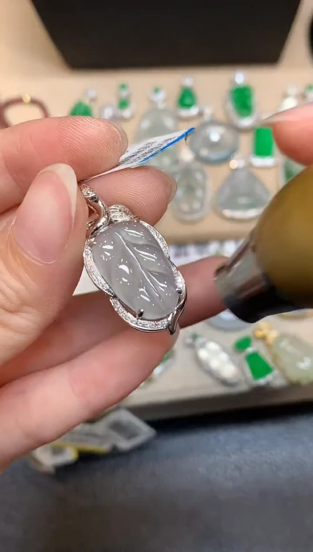 颈饰18K金镶嵌翡翠叶子【无服务费