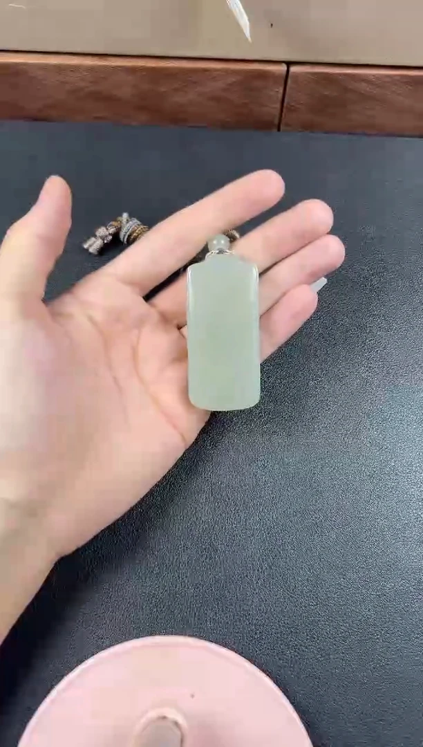 和田玉未镶嵌吊坠(赠链)且末微色差近矿吊坠