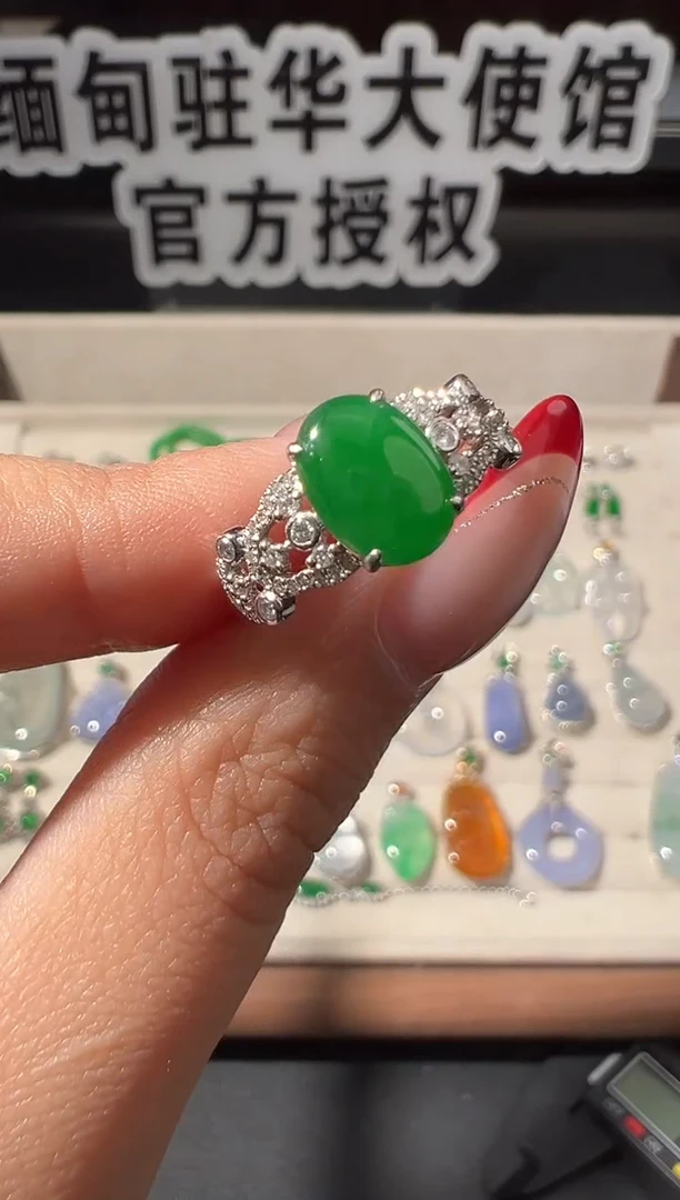 18K金镶嵌戒指翡翠 缅甸珠宝严选