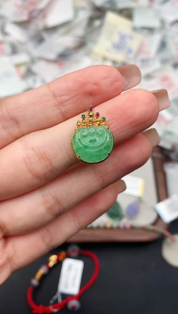 18K金镶嵌挂件翡翠1