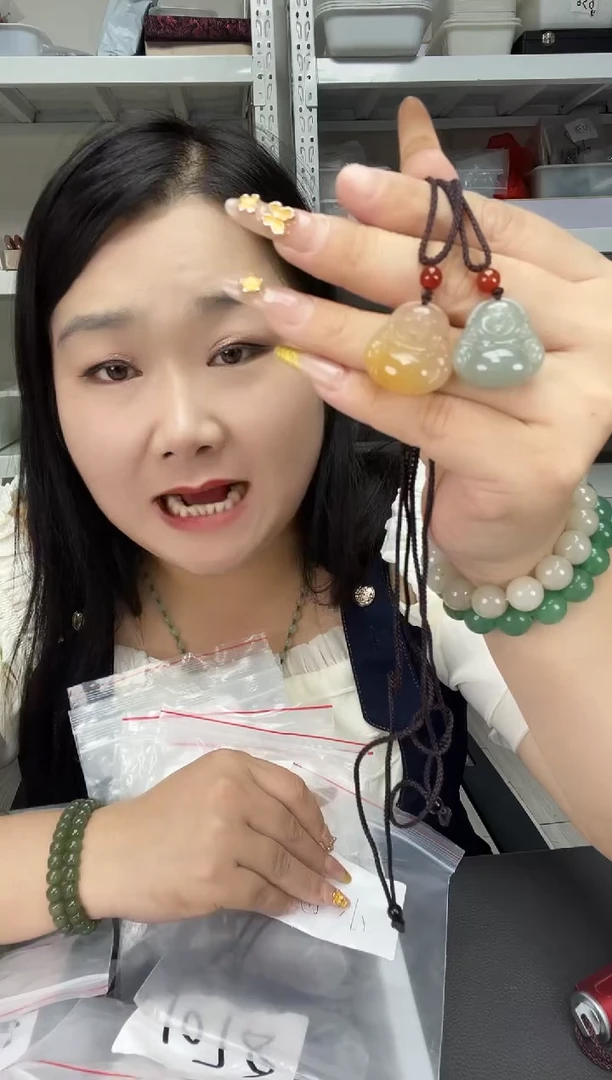 密玉（石英质玉）两个小佛公未镶嵌一黄一绿