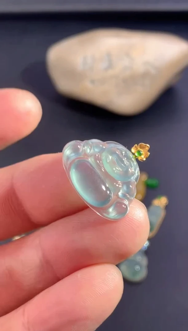 颈饰18K金镶嵌翡翠