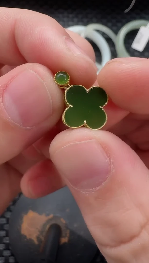 颈饰18K金镶嵌和田玉四叶草