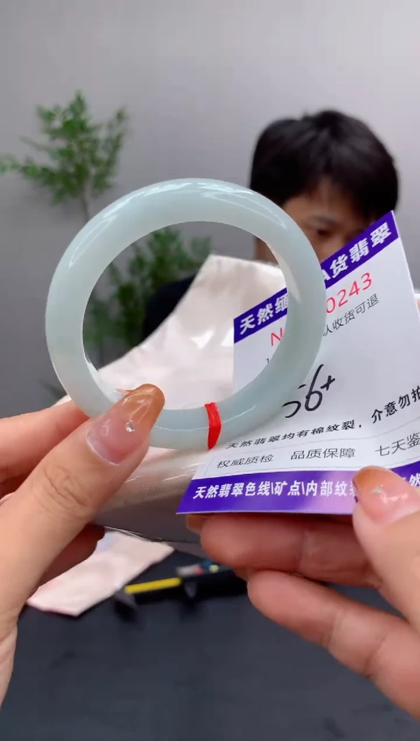 未镶嵌手镯翡翠有纹，完美者勿拍