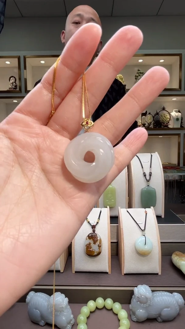 颈饰18K金镶嵌和田玉 苏