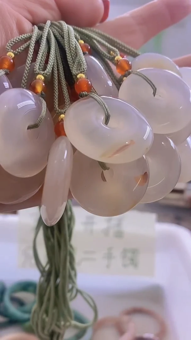 颈饰未镶嵌石英质玉天然平安扣