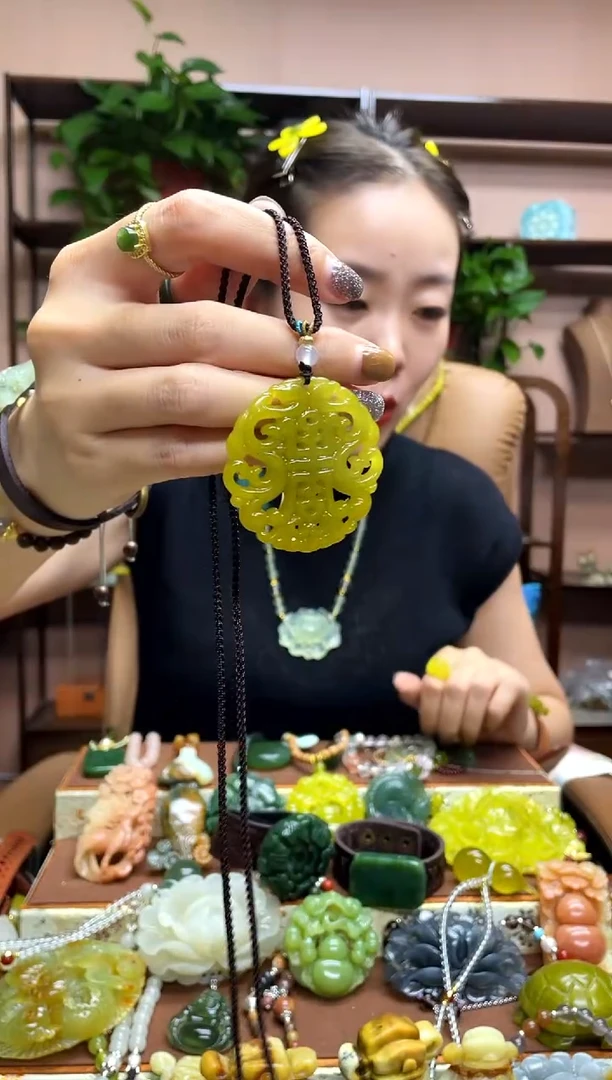 未镶嵌岫玉吊坠多样性发货发其中之一