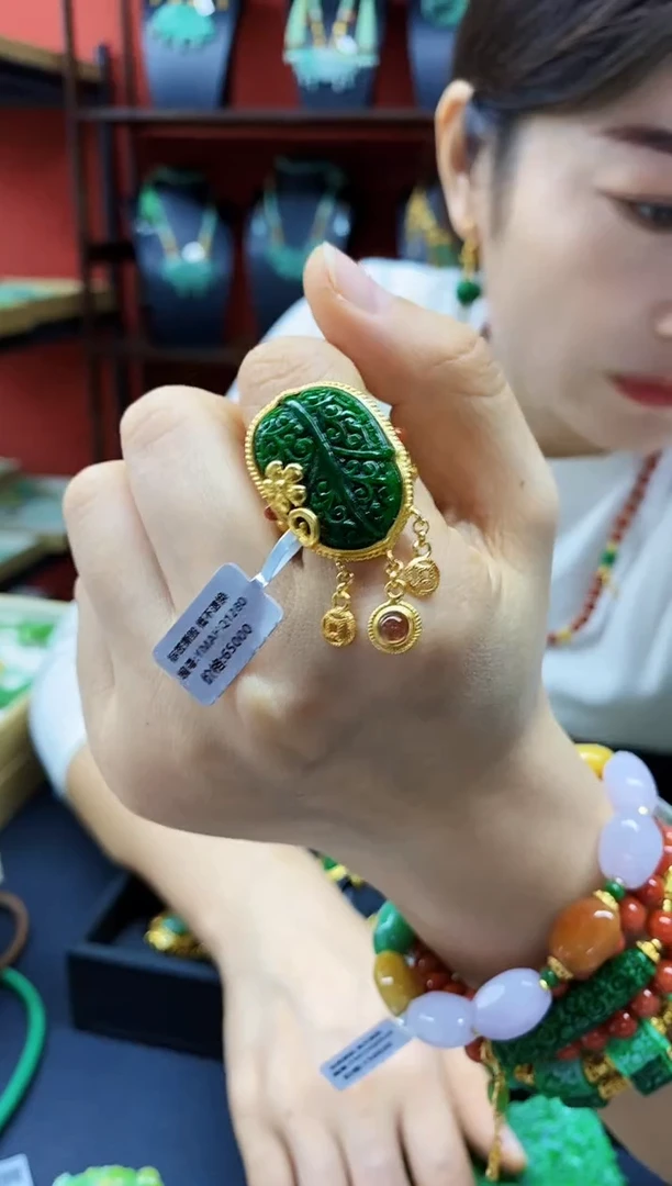 颈饰未镶嵌翡翠戒指