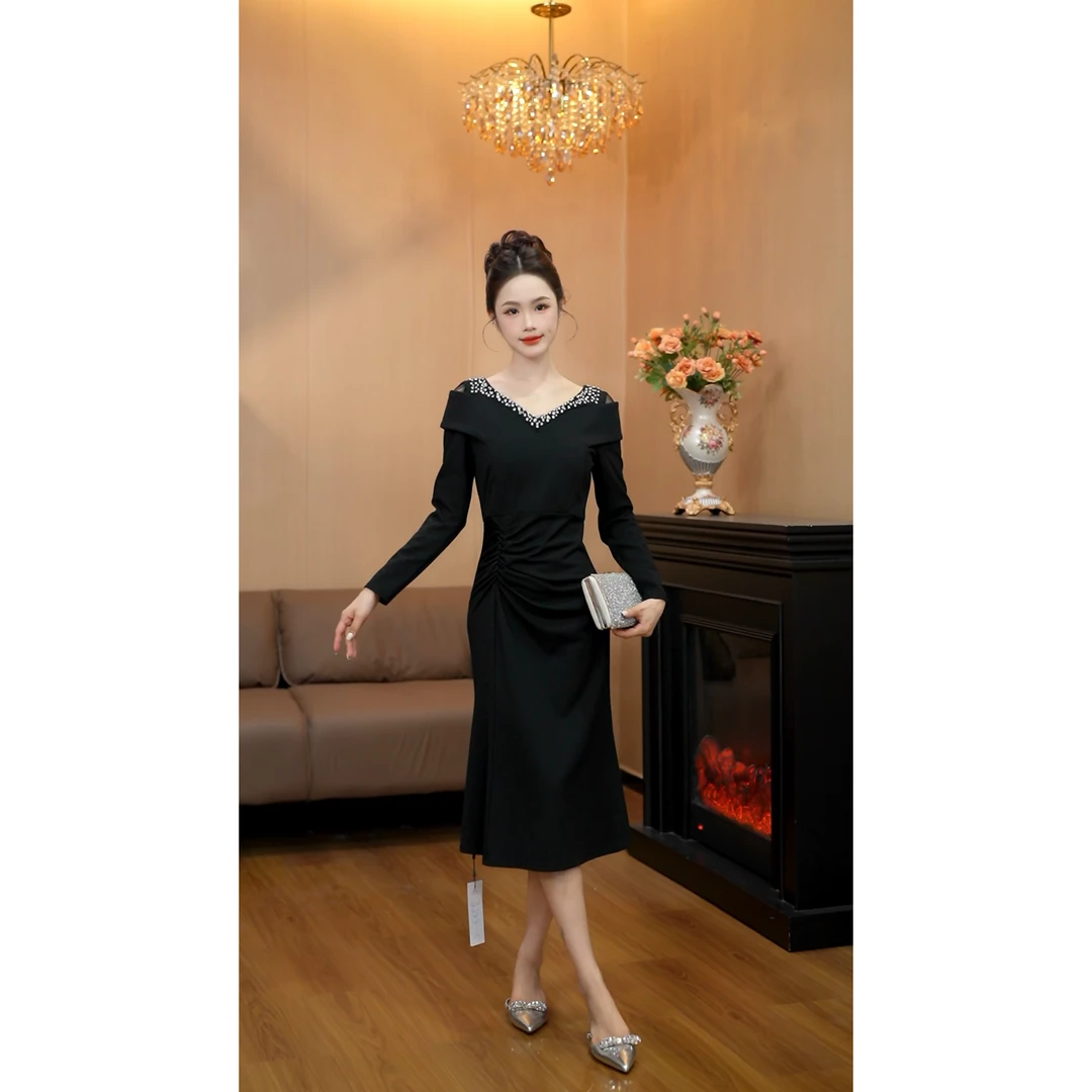 9988长袖黑色V领连衣裙显瘦修身气质小黑裙女QH