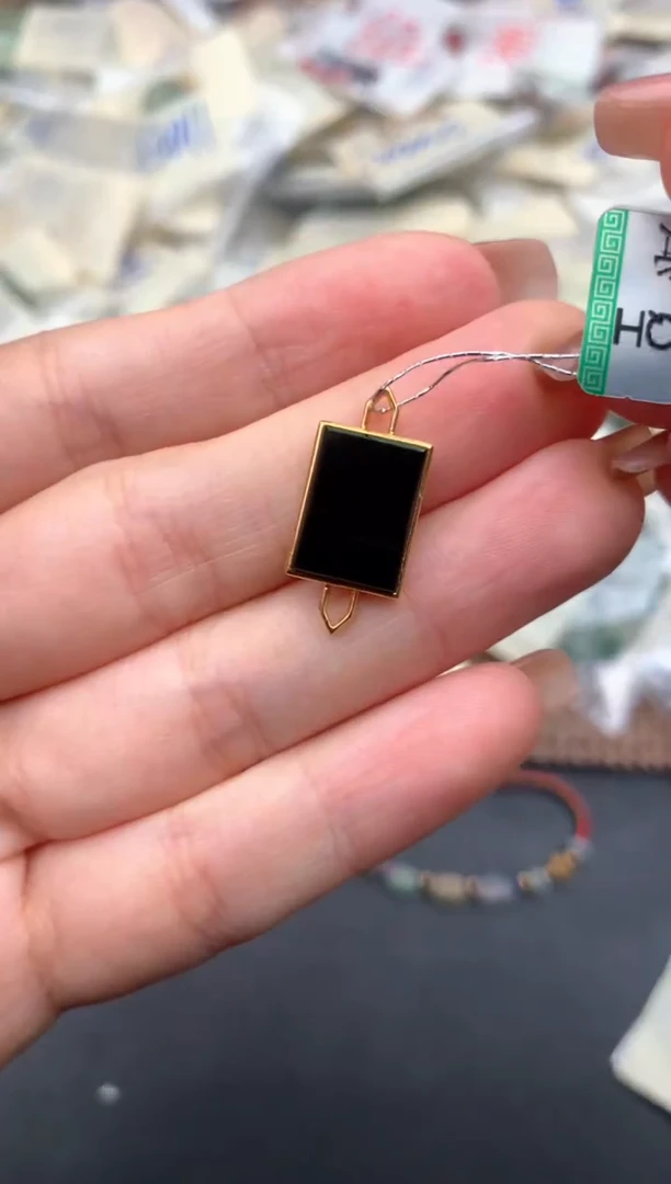 18K金镶嵌挂件翡翠一