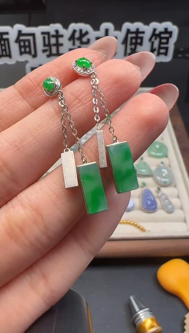 18K金镶嵌翡翠耳饰缅甸珠宝严选