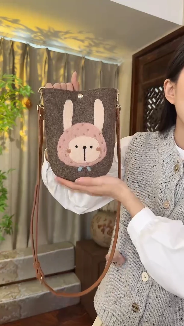 羊毛非遗纯手工包  手机包兔子