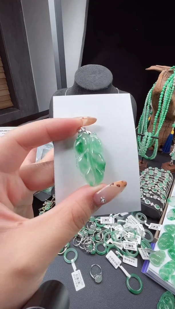 吊坠(赠链)银S925镶嵌石英质玉（非洲翠）25.656叶子