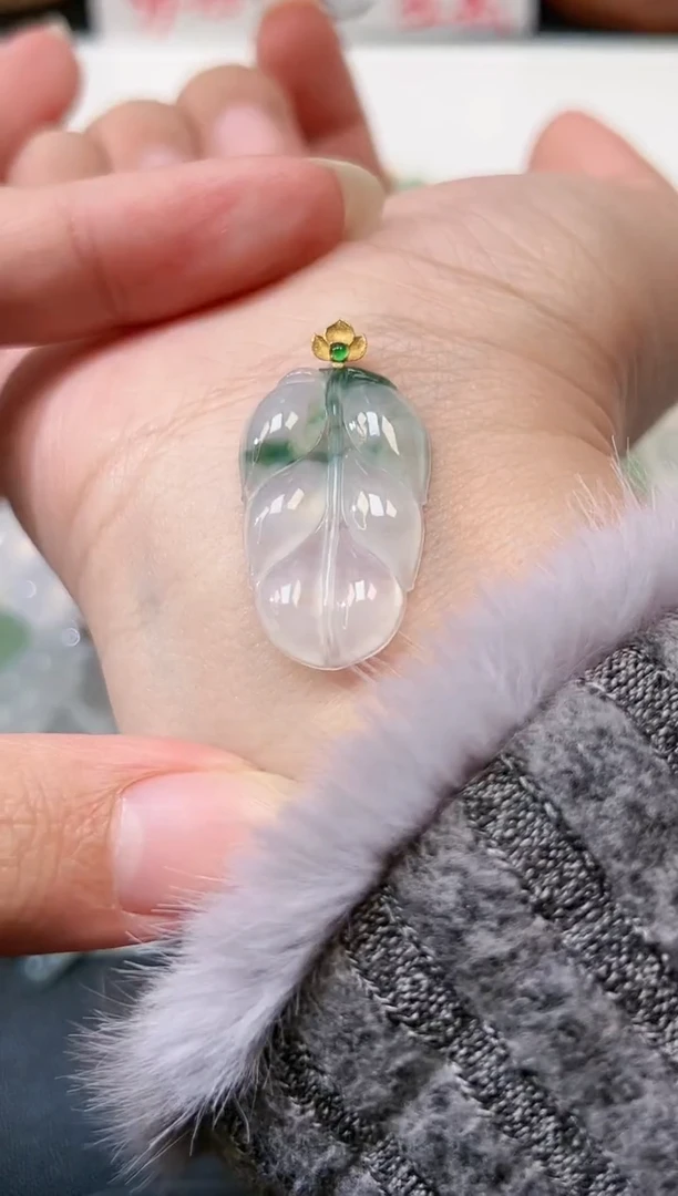 【闪购商品】翡翠颈饰18K金镶嵌11叶子