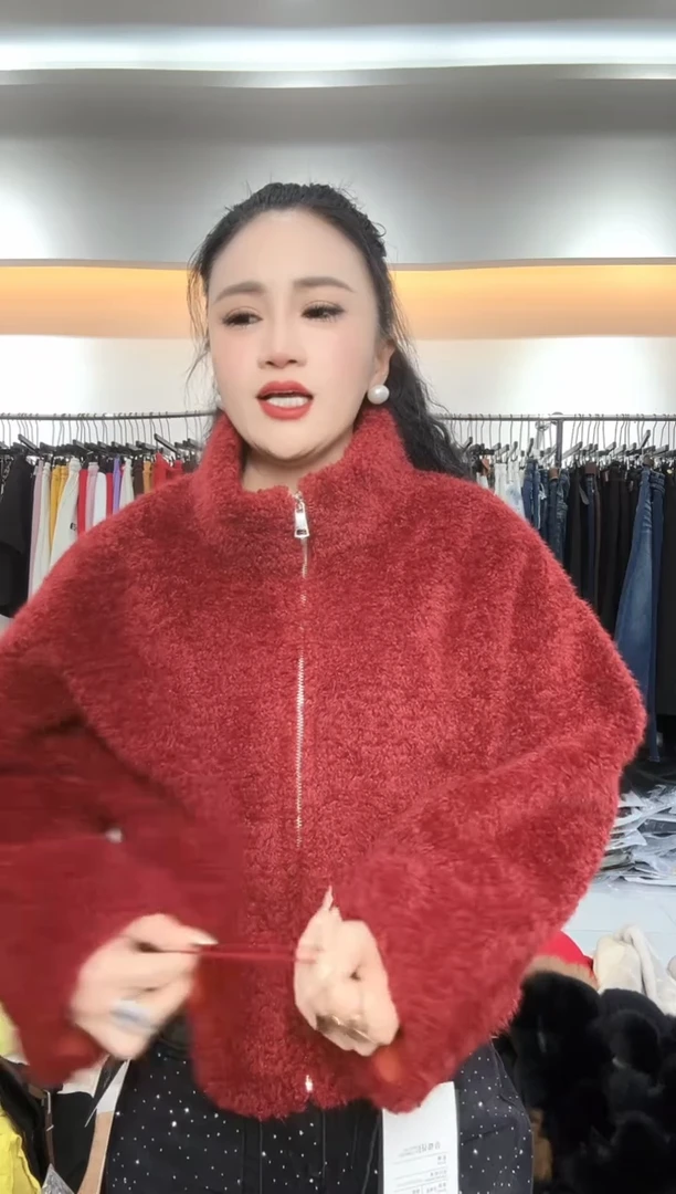 红色羊羔毛外套新款