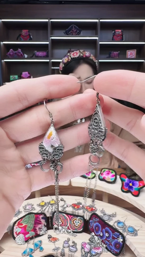 织绣19蒙阿苏苗绣传承店