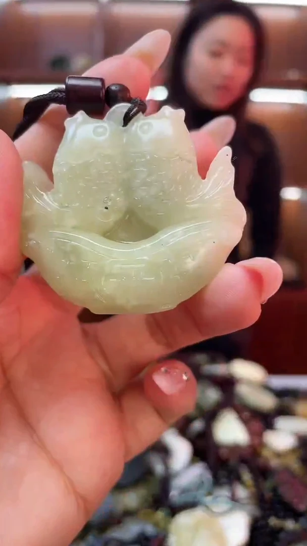 未镶嵌蛇纹石玉吊坠