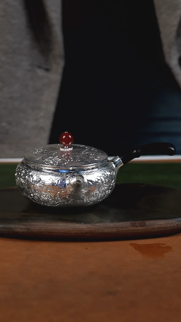 手工锤纹百花侧把壶