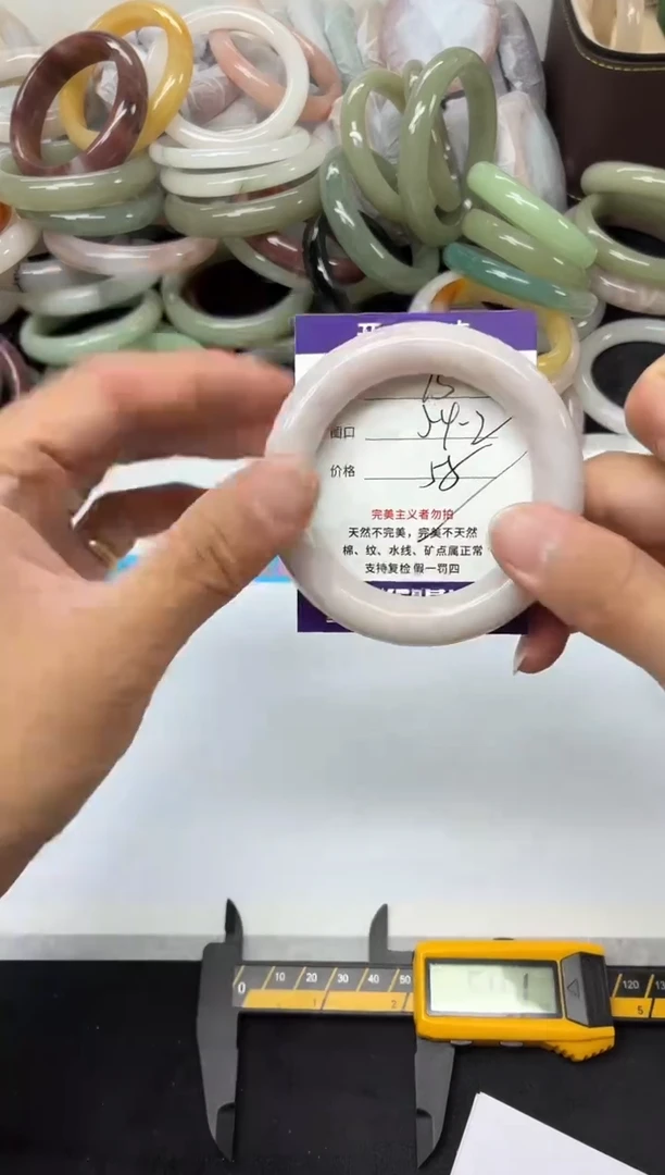 未镶嵌手镯石英质玉75