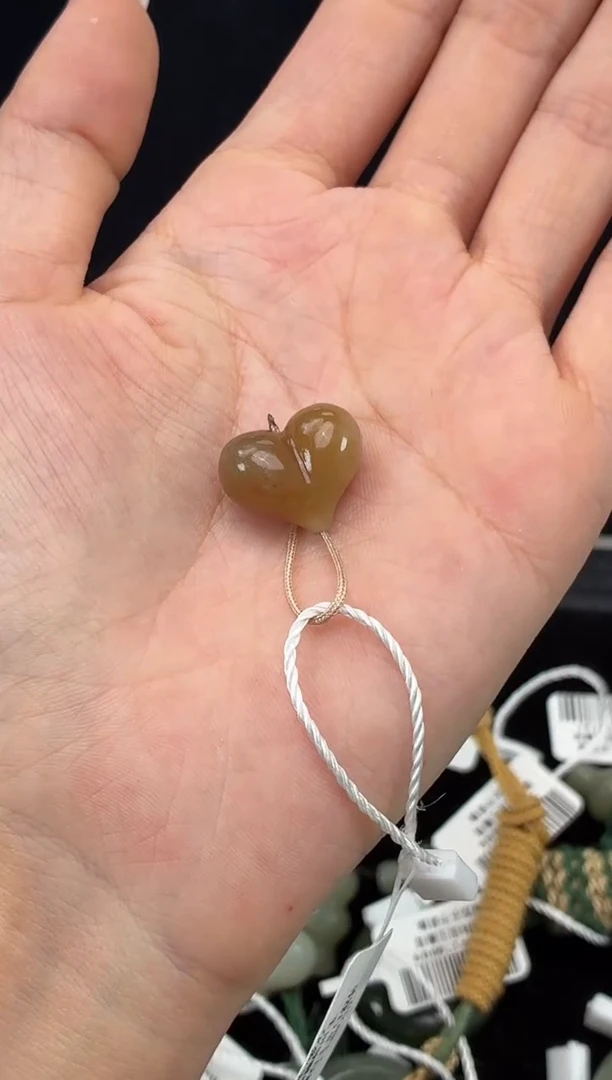 吊坠(不含链)未镶嵌和田玉若羌带糖微色差吊坠